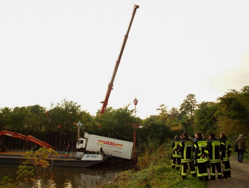 LKW faehrt in den Rhein Langel Hitdorf Faehre P427.JPG